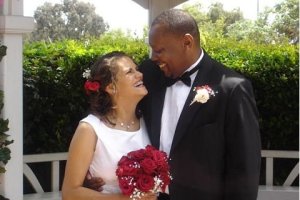 A creative woman with a dramatic streak, Kirsten showed her romantic side, displaying roses and baby’s breath in her hair.